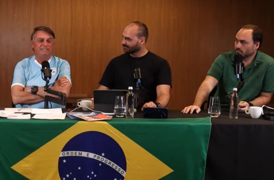 Jair, Eduardo e Carlos Bolsonaro em live antes da Operação da PF