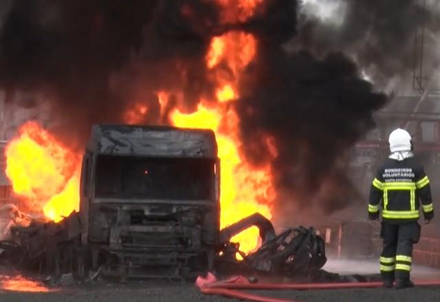 SC: Pelo 2° dia, bombeiros tentam combater incêncio em distribuidora de combustíveis SC: Pelo 2° dia, bombeiros tentam combater incêncio em distribuidora de combustíveis