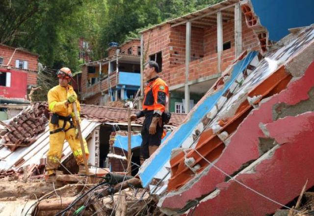 bombeiros atuam nos escombros