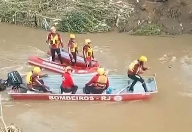 Bombeiros buscam mulher que caiu no rio