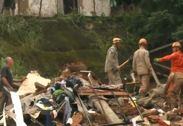 bombeiros resgatam vitima dos escombros apos chuva forte em petropolis no rio