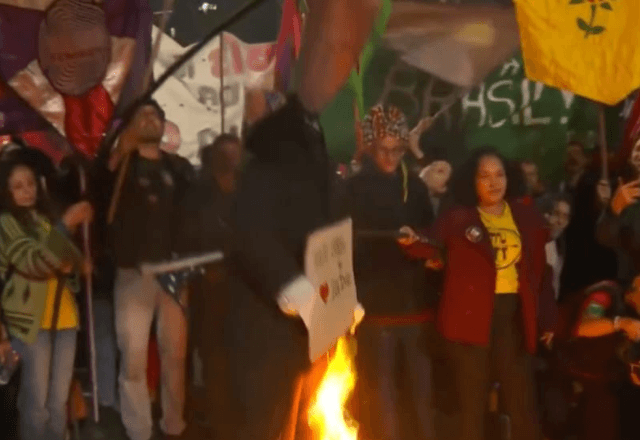 Manifestantes ateiam fogo em boneco de Donald Trump em protesto na Av. Paulista desta quinta-feira (10) | Reprodução: redes sociais