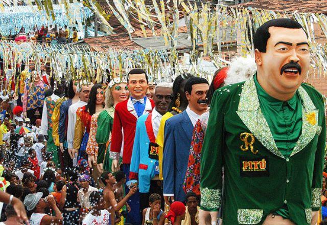 Bonecos gigantes voltam a desfilar no carnaval de Olinda (PE) Bonecos gigantes voltam a desfilar no carnaval de Olinda (PE)