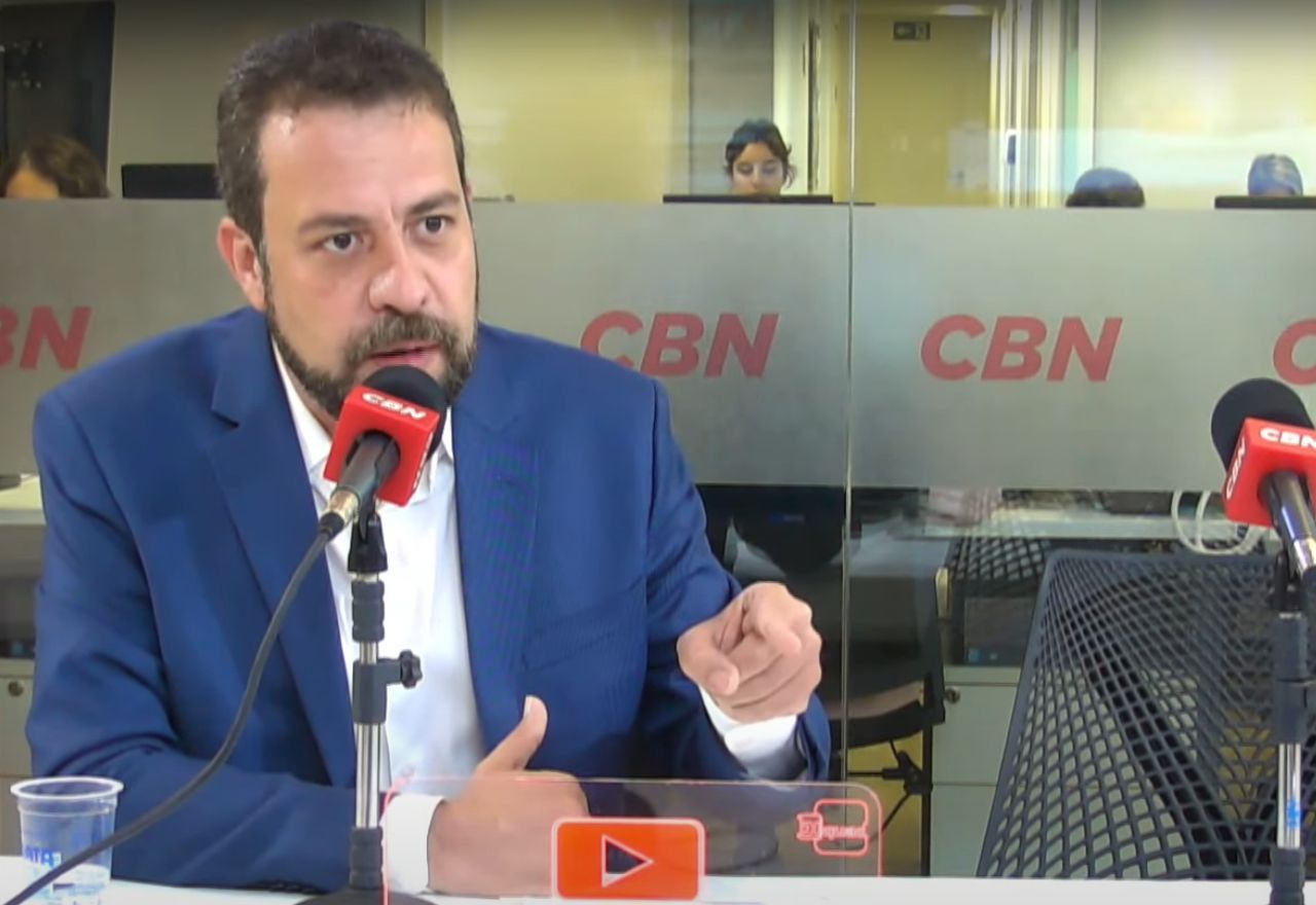 Guilherme Boulos (PSOL) ao lado de cadeira vazia, que deveria ser ocupada por Ricardo Nunes (MDB) | Reprodução