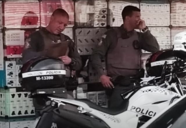Policiais militares cobrando comerciantes em esquema criminoso no Brás | Reprodução/Polícia Civil