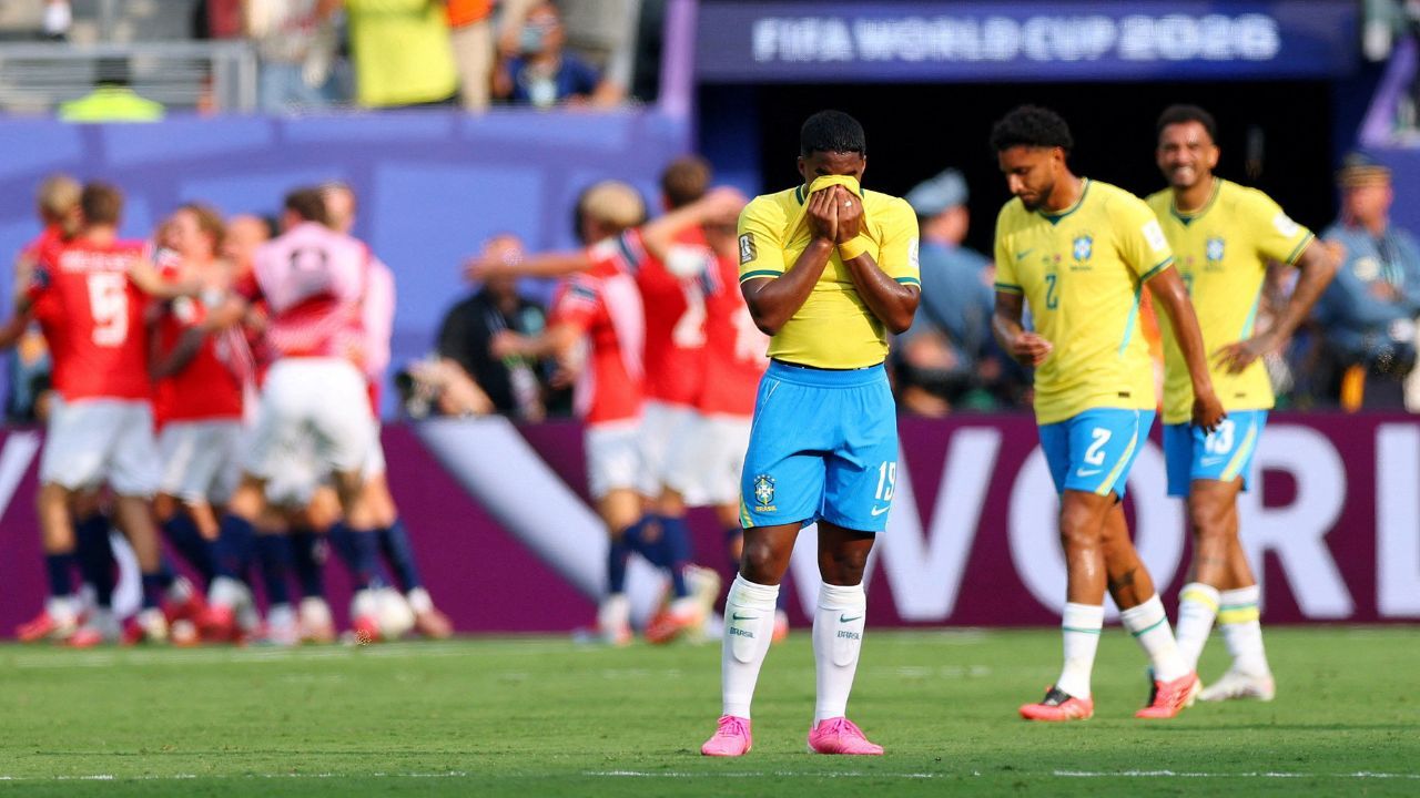 Endrick, do Brasil, parece desanimado após Erling Haaland, da Noruega, marcar o segundo gol de sua seleção 5 de julho de 2026 | REUTERS/Mike Segar