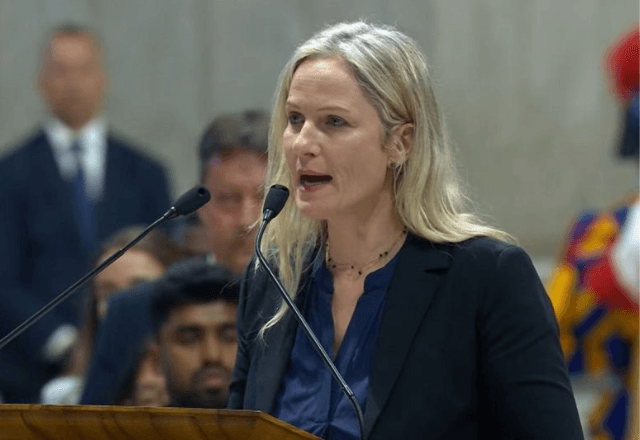 Andressa Collet leu trecho da oração em português | Reprodução Vatican News
