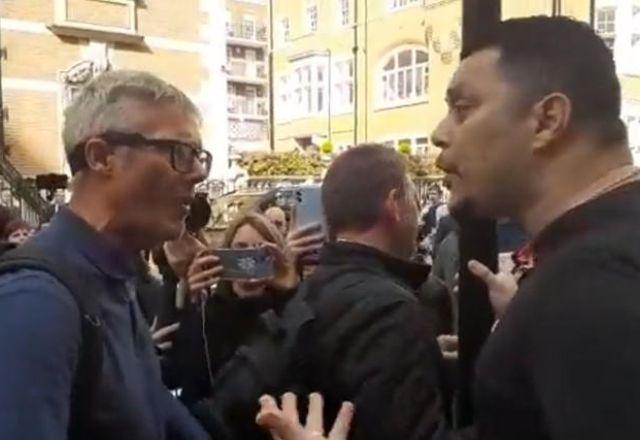 brasileiro agindo com hostilidade contra um cidadão britânico