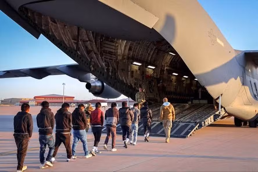 Especialistas apontam que o uso de algemas em voos de repatriação viola acordo diplomático