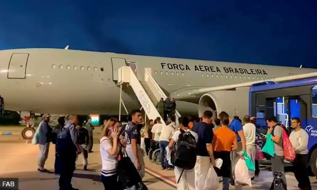 Brasileiros deportados dos EUA em março passado (Divulgação/FAB)