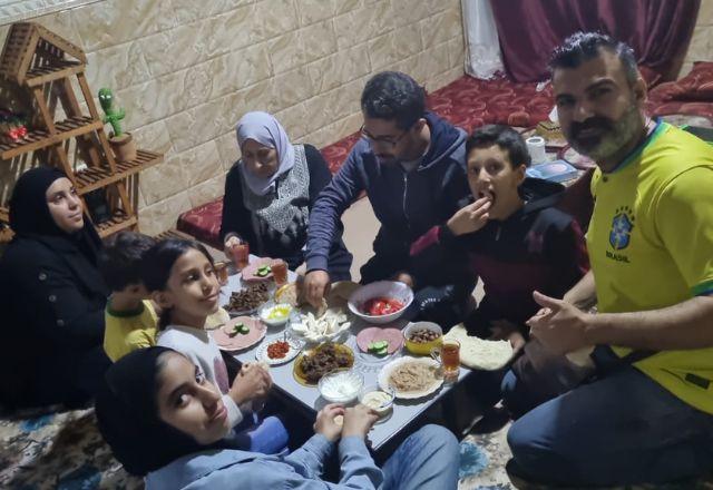brasileiros jantam em casa em Rafah