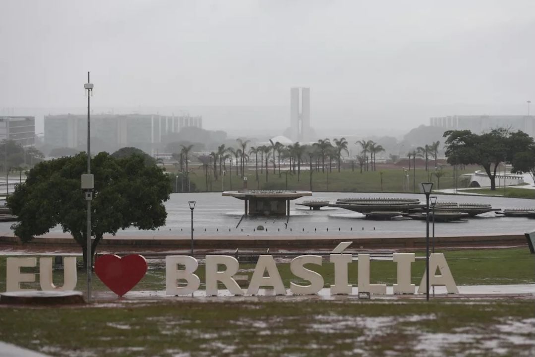 DF amanhece com chuva forte e tem alerta de tempestade DF amanhece com chuva forte e tem alerta de tempestade