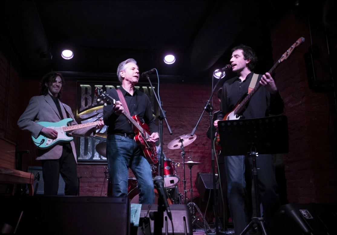 Antony Blinken toca Neil Young durante visita a Kiev | Brendan Smialowski/ Poll Photo via AP