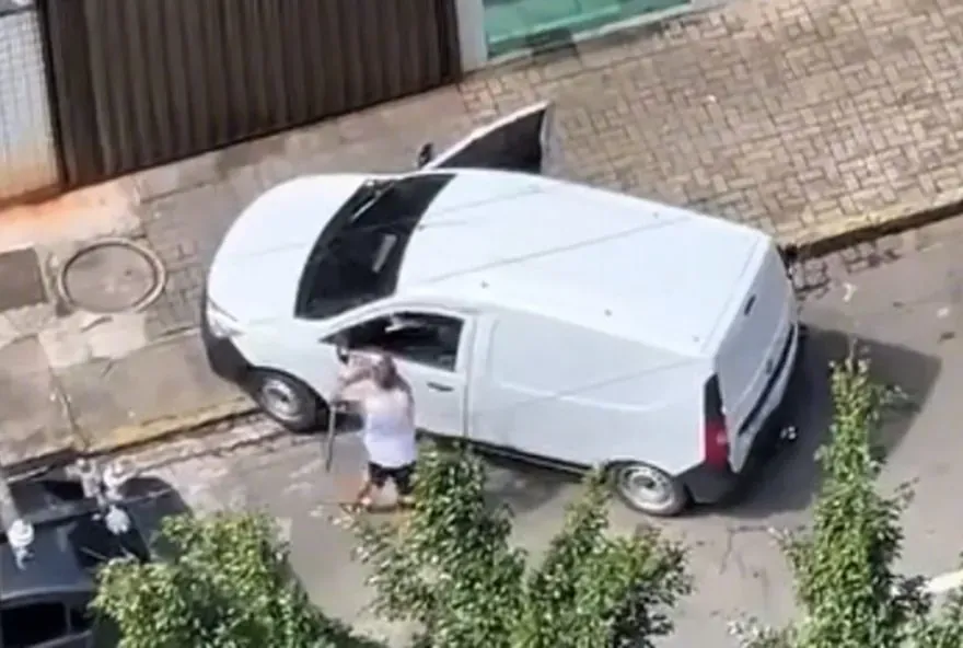 Vídeos divulgados em redes sociais mostram a briga dos motoristas. - Reprodução