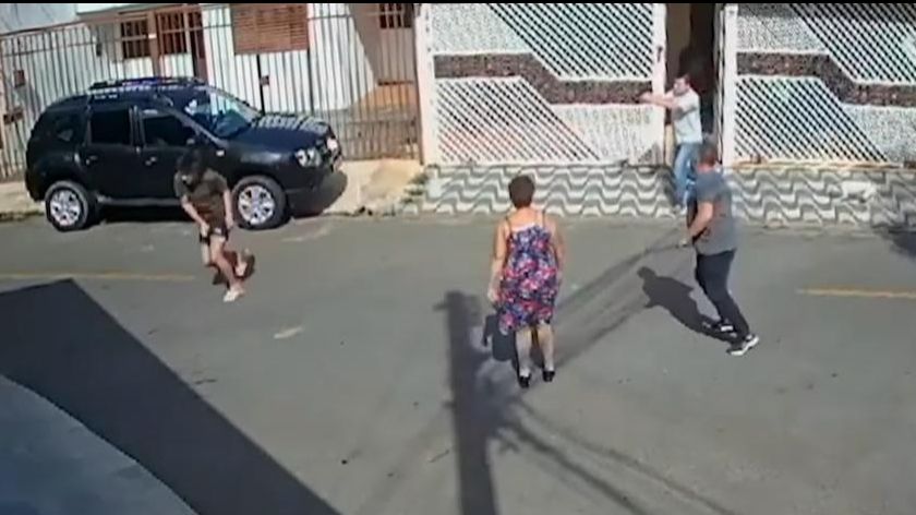 Momento em que empresário saca arma e atira contra vizinhos | Reprodução