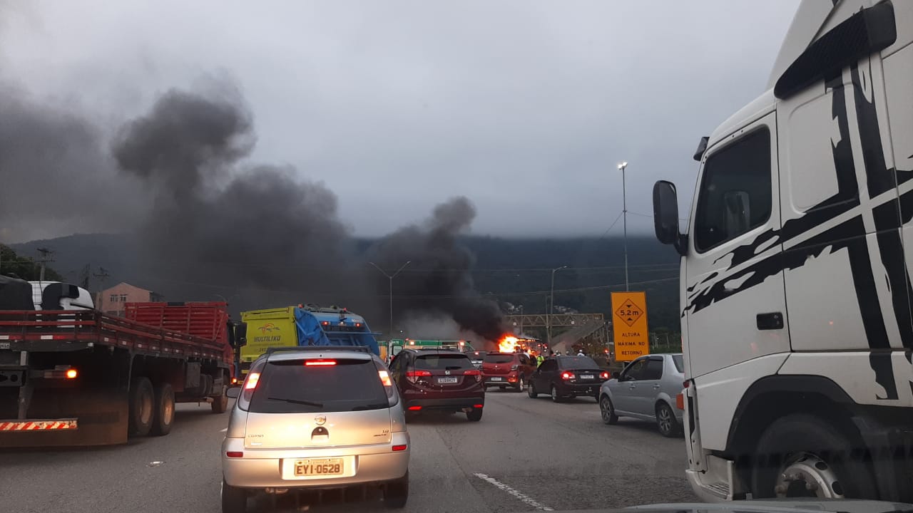 Ônibus do Cruzeiro é incendiado por Mancha Verde | Reprodução/Polícia Rodoviária Federal