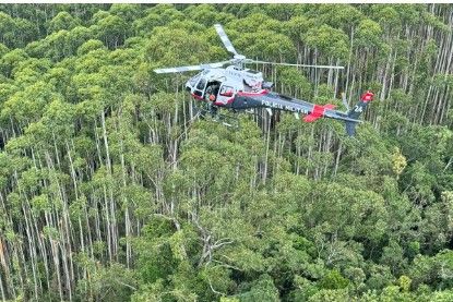 Polícia tenta resgatar destroços e corpos de helicóptero desaparecido