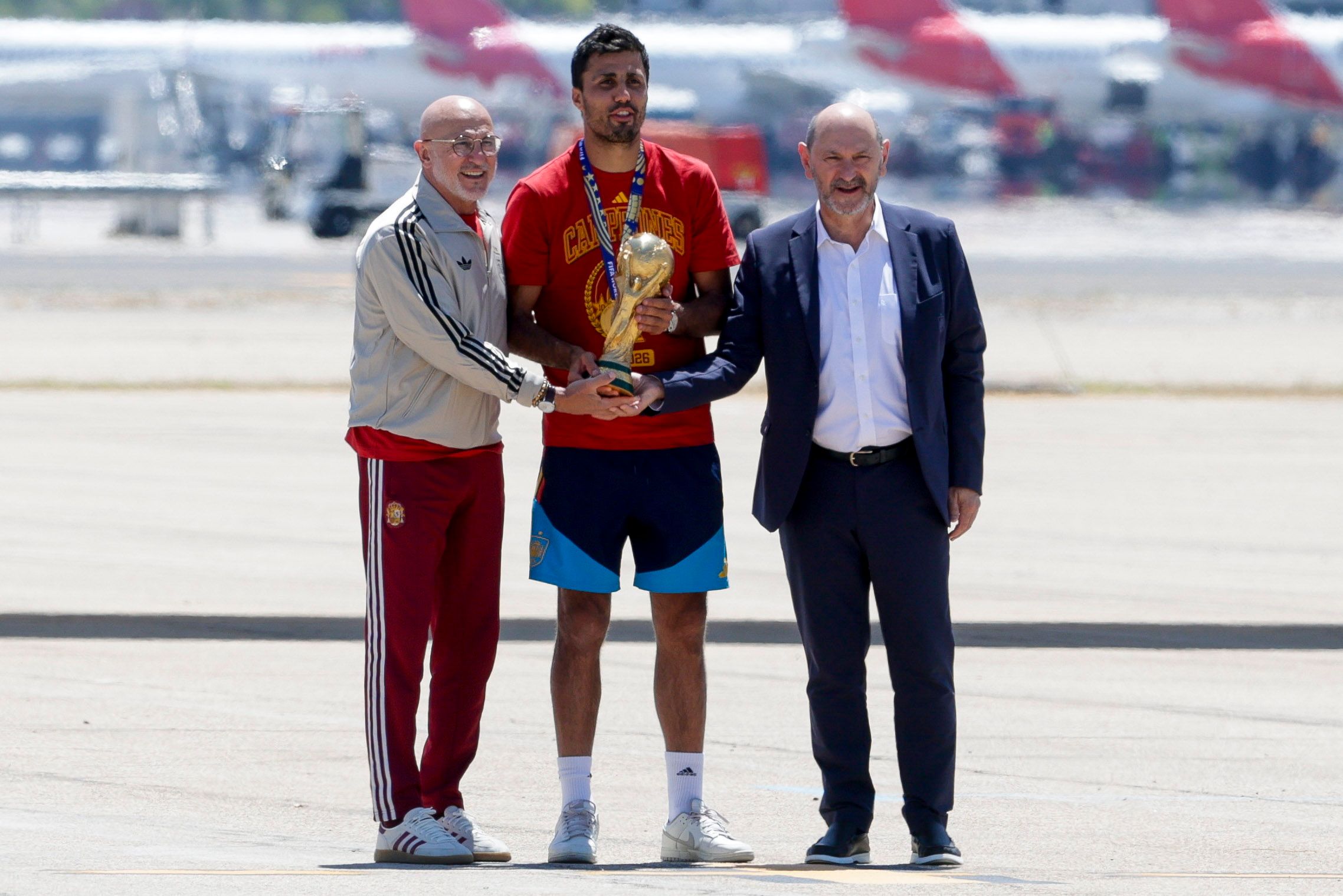 O capitão da seleção espanhola de futebol, Rodri (ao centro), acompanhado do técnico da seleção, Luis de la Fuente (à esquerda), e pelo presidente da RFEF, Rafael Louzán | EFE/ J.J.Guillen
