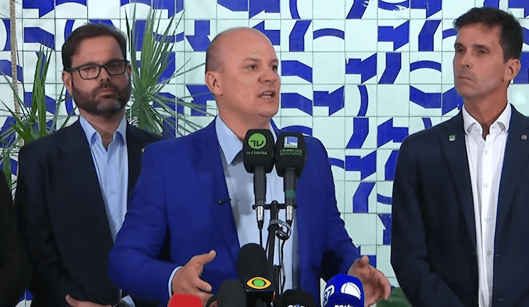 Ao centro, o deputado Cabo Gilberto fala sobre as ações em prol de Ramagem | Reprodução/YouTube