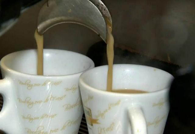 café sendo servido em duas xícaras