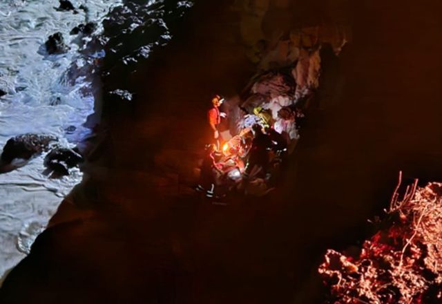 Mulher foi resgatada por bombeiros durante a madrugada | Divulgação/Corpo de Bombeiros RN