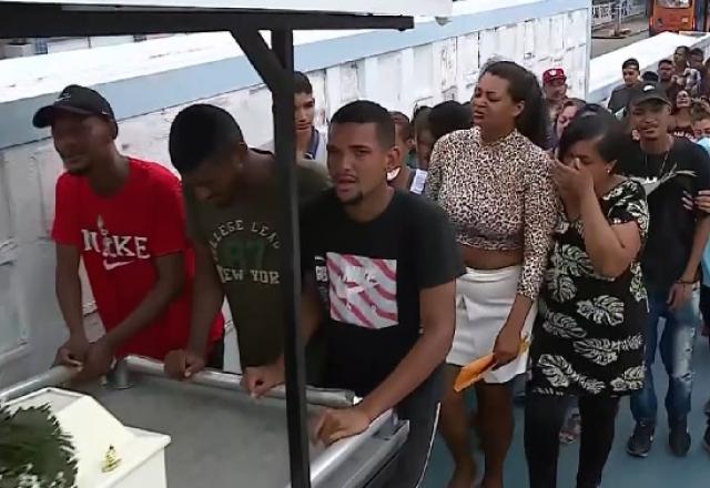caixão é levado por familiares