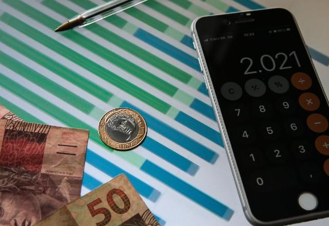 calculadora e dinheiro