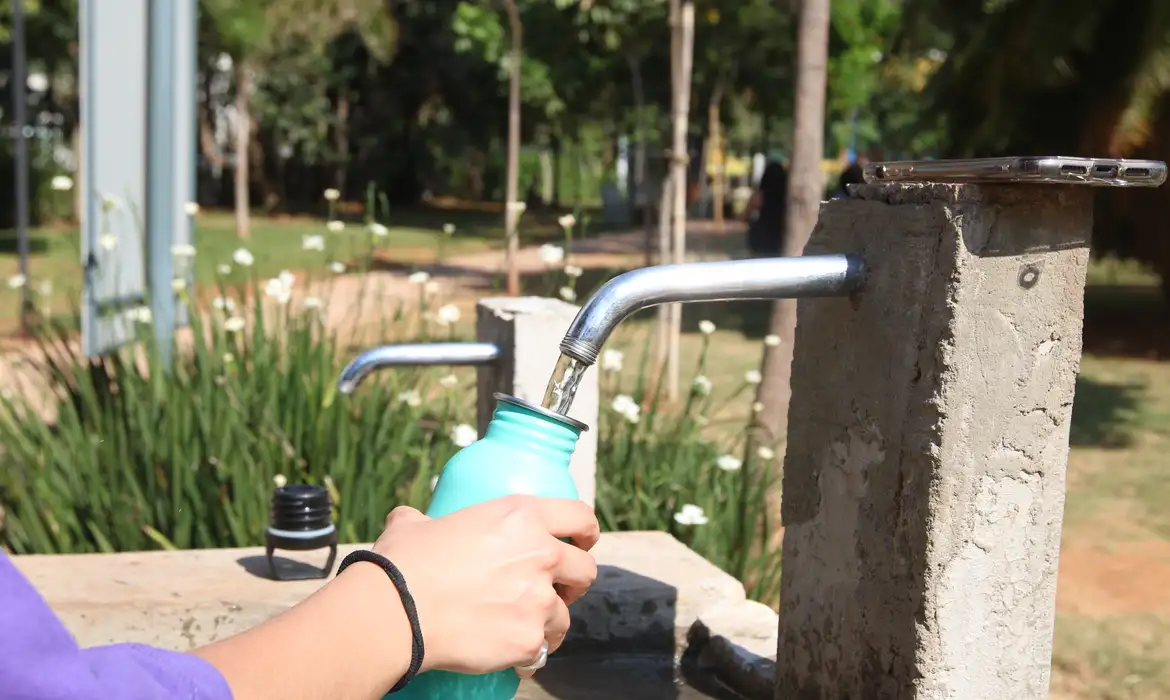 Em dias secos, a recomendação é de beber bastante água e se manter hidratado | Rovena Rosa/Agência Brasil