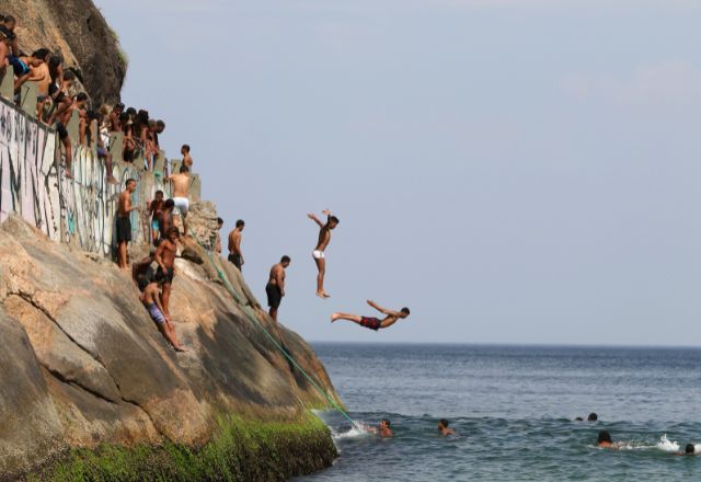 Cariocas se refrescam na praia do Leme em meio a forte onda de calor. Foto: Tânia Rêgo/Agência Brasil