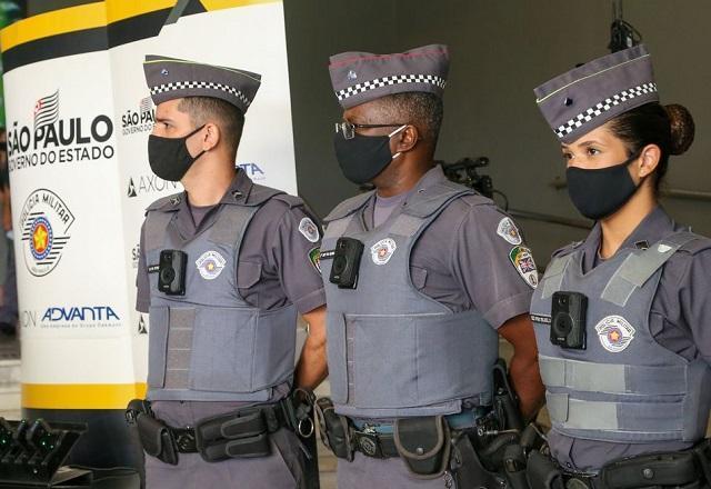 camera na farda de policiais