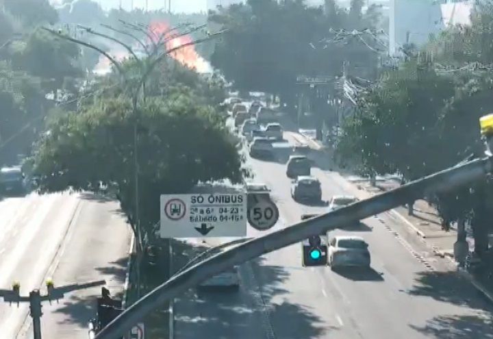 Veja o momento em que avião cai em avenida de São Paulo