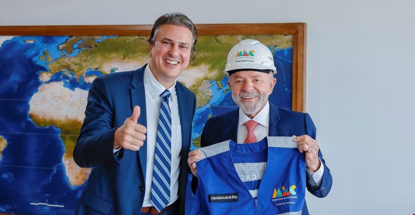 O ministro da Educação, Camilo Santana (à esquerda), e o presidente Lula (à direita) | Ricardo Stuckert/PR