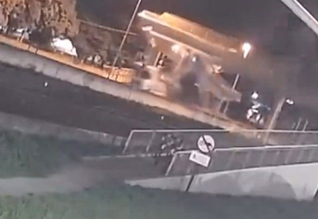 VÍDEO: Veja momento que passarela desaba após impacto de caminhão VÍDEO: Veja momento que passarela desaba após impacto de caminhão