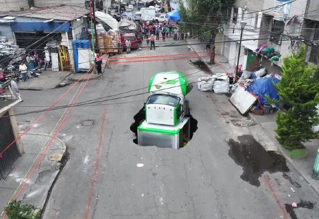 Caminhão de refrigerantes afunda em cratera no México