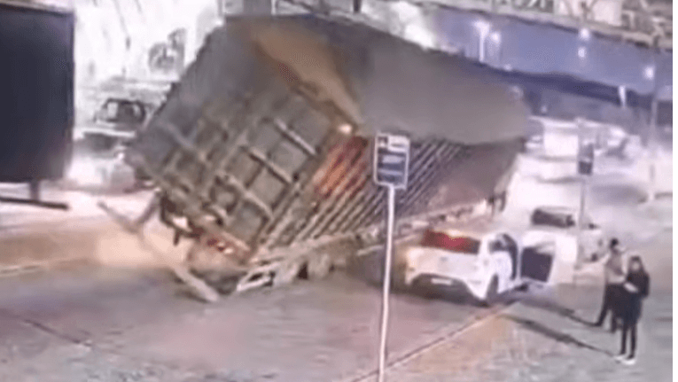Vídeo: caminhão tomba e atinge dois carros em Suzano (SP)