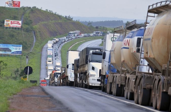 Caminhões enfileirados durante greve | Valter Campanato/Agência Brasil