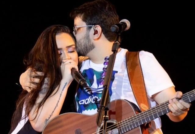 cantores sertanejos Luiza e Maurílio se abraçando em show