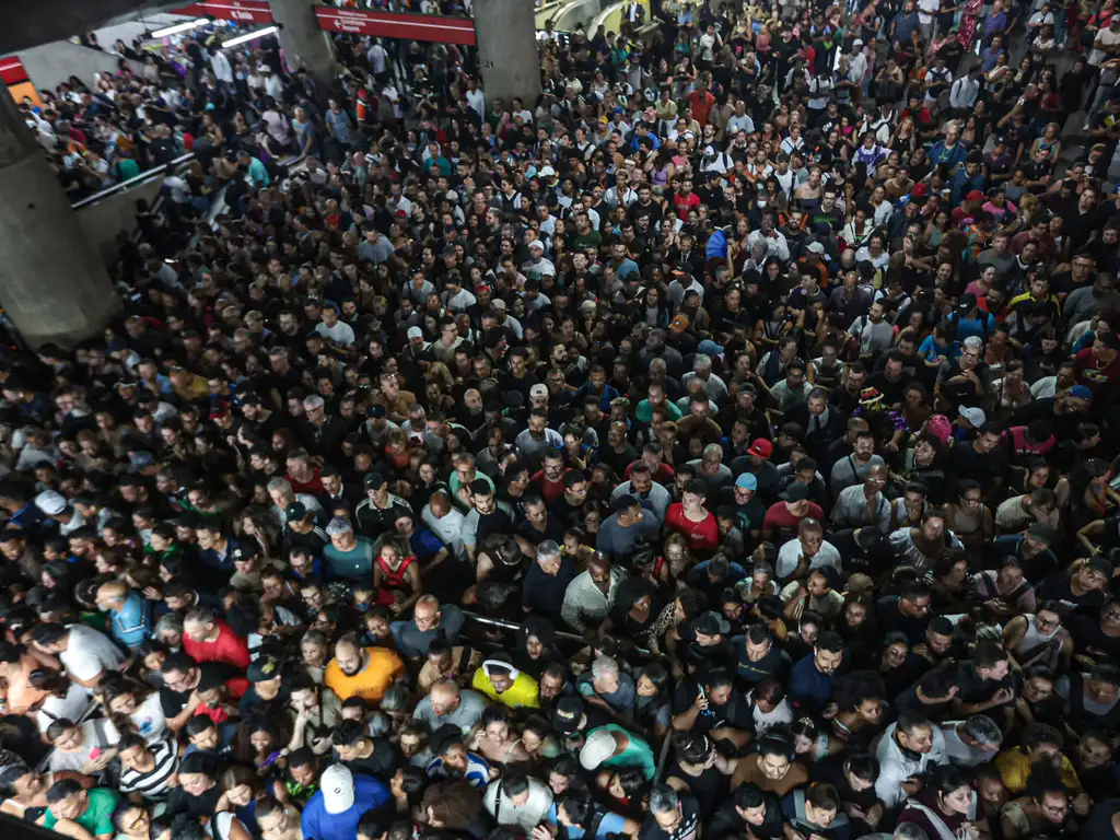 Estações de Metrô ficaram lotadas durante a chuva | Paulo Pinto/Agência Brasil