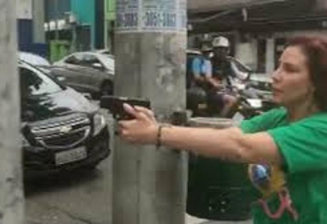 Carla Zambelli apontando arma para jornalista Luan Araújo