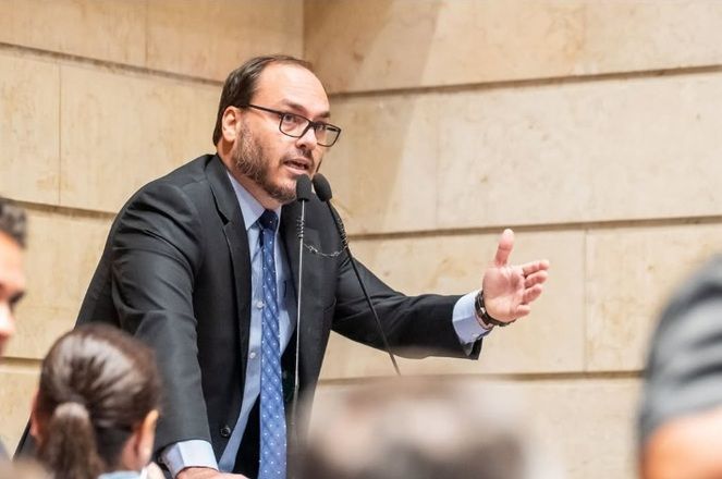 Filhos criticam decisão judicial que negou prisão domiciliar a Bolsonaro