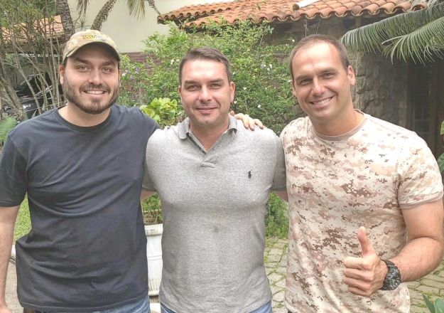 Carlos, Flávio e Eduardo Bolsonaro | Reprodução/X @carlosbolsonaro