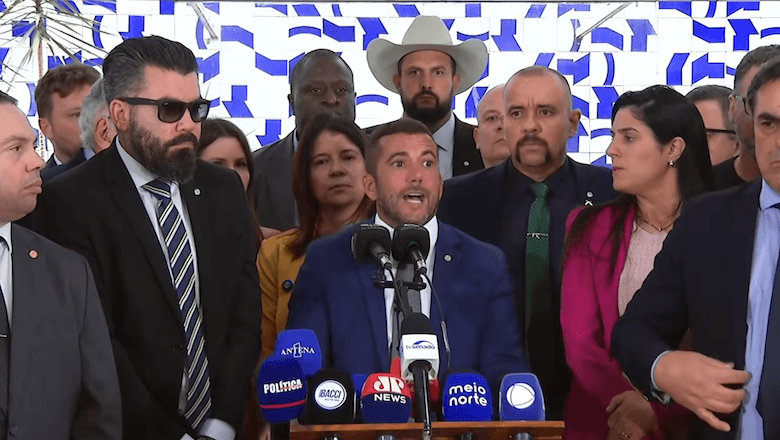 Ao centro, Carlos Jordy (PL-RJ) apresenta o requerimento para a abertura da CPMI | Reprodução/YouTube