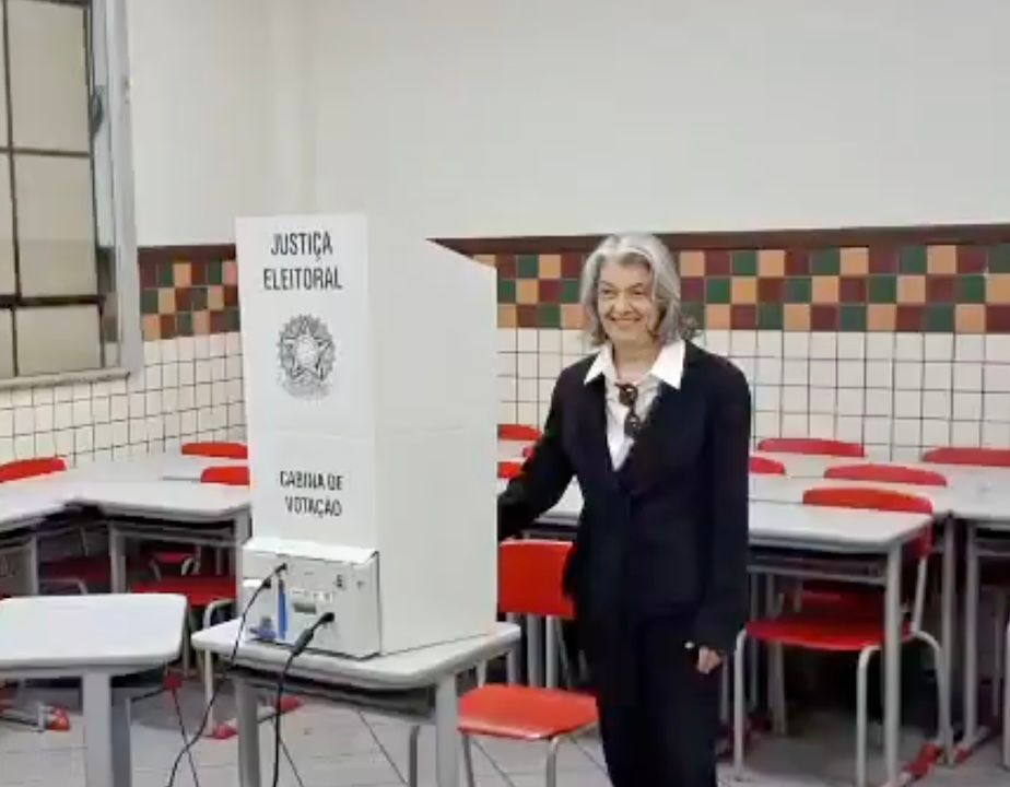 Ministra do STF Cármen Lúcia vota em Belo Horizonte