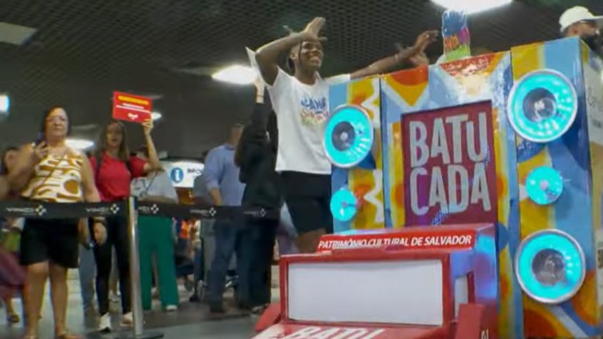 Turistas são recebidos com festa no aeroporto de Salvador (BA) no esquenta para o carnaval | Reprodução