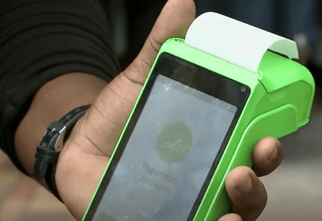 Celular se tornou indispensável para meio de pagamento, segundo especialista / Reprodução SBT