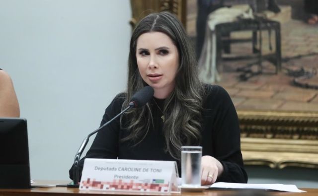 Caroline de Toni defende projeto sobre armas de fogo em contraponto ao governo  Lula - SBT News