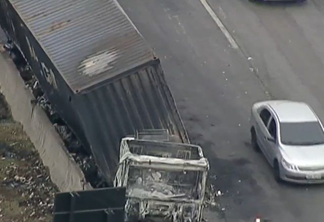 Parte da rodovia foi bloqueada, no sentido interior do estado | Reprodução/SBT