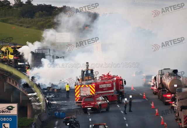 Carreta tomba e pega fogo na Rodovia dos Imigrantes | Reprodução Portal CCM – ARTESP