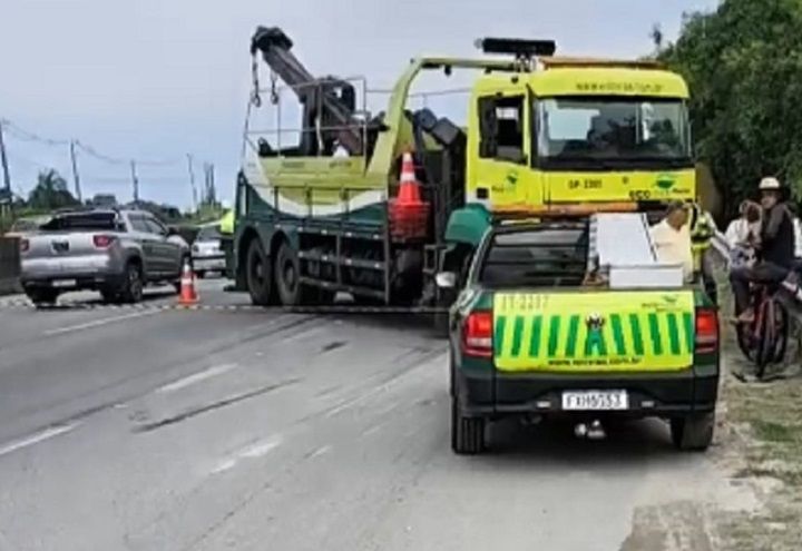 Carreta tomba, esmaga carro e mata família no litoral de São Paulo