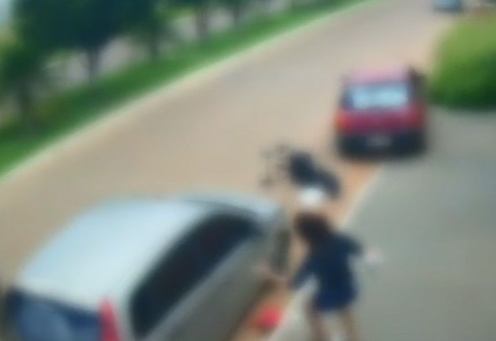Carro invade calçada e atropela bebê em carrinho de passeio em Vilhena (RO)